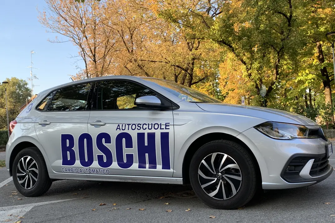 autoscuola-boschi-nuova-volkswagen-polo-cambio-automatico-esterno-auto-1