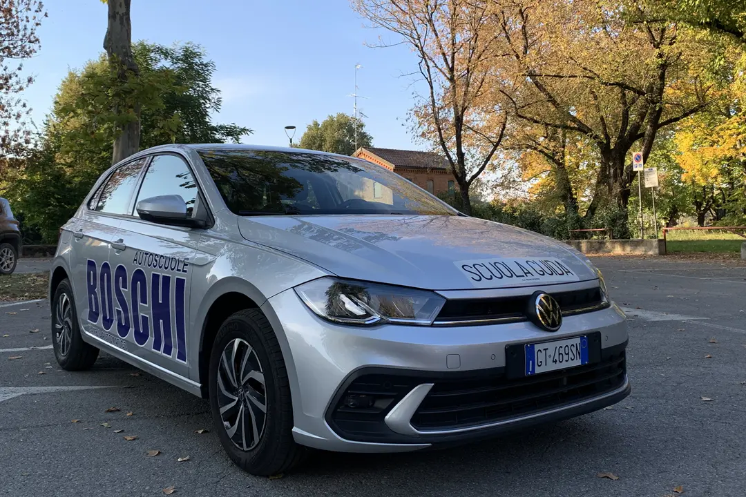 autoscuola-boschi-nuova-volkswagen-polo-cambio-automatico-esterno-auto-3